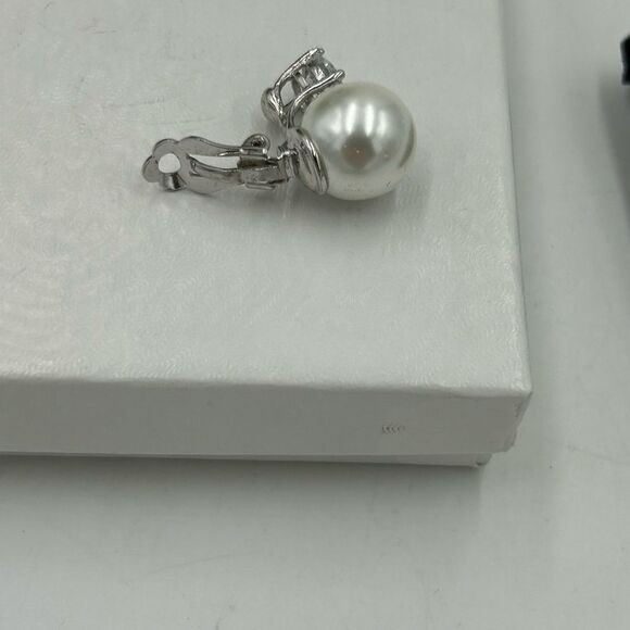 Women’s Kenneth Jay lane Pearl clip on earrings - Picture 3 of 5